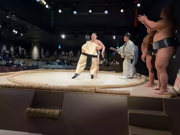 「〝インバウンド向け相撲ショーレストラン〟の中では何が行われている？　「日楽座」銀座店潜入レポート」の画像