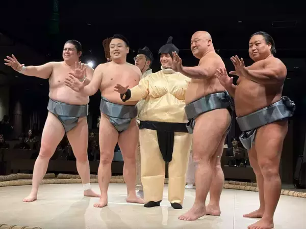 「〝インバウンド向け相撲ショーレストラン〟の中では何が行われている？　「日楽座」銀座店潜入レポート」の画像