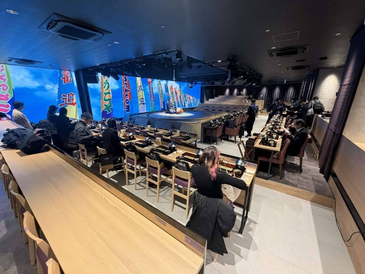 〝インバウンド向け相撲ショーレストラン〟の中では何が行われている？　「日楽座」銀座店潜入レポート