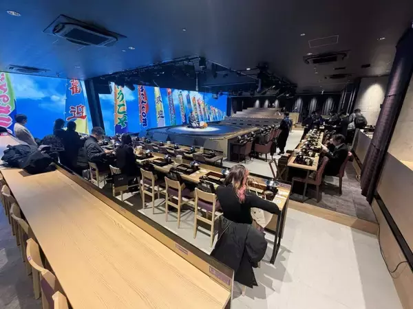 「〝インバウンド向け相撲ショーレストラン〟の中では何が行われている？　「日楽座」銀座店潜入レポート」の画像