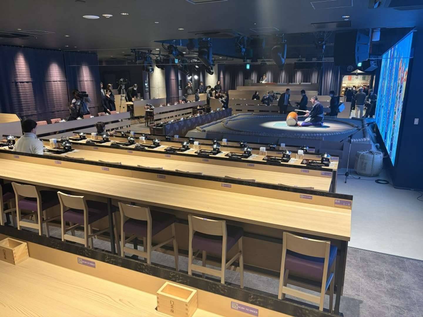 〝インバウンド向け相撲ショーレストラン〟の中では何が行われている？　「日楽座」銀座店潜入レポート