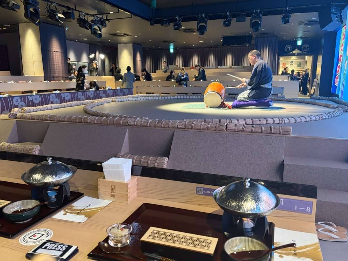 〝インバウンド向け相撲ショーレストラン〟の中では何が行われている？　「日楽座」銀座店潜入レポート