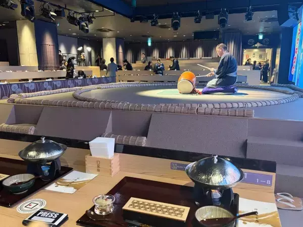 「〝インバウンド向け相撲ショーレストラン〟の中では何が行われている？　「日楽座」銀座店潜入レポート」の画像