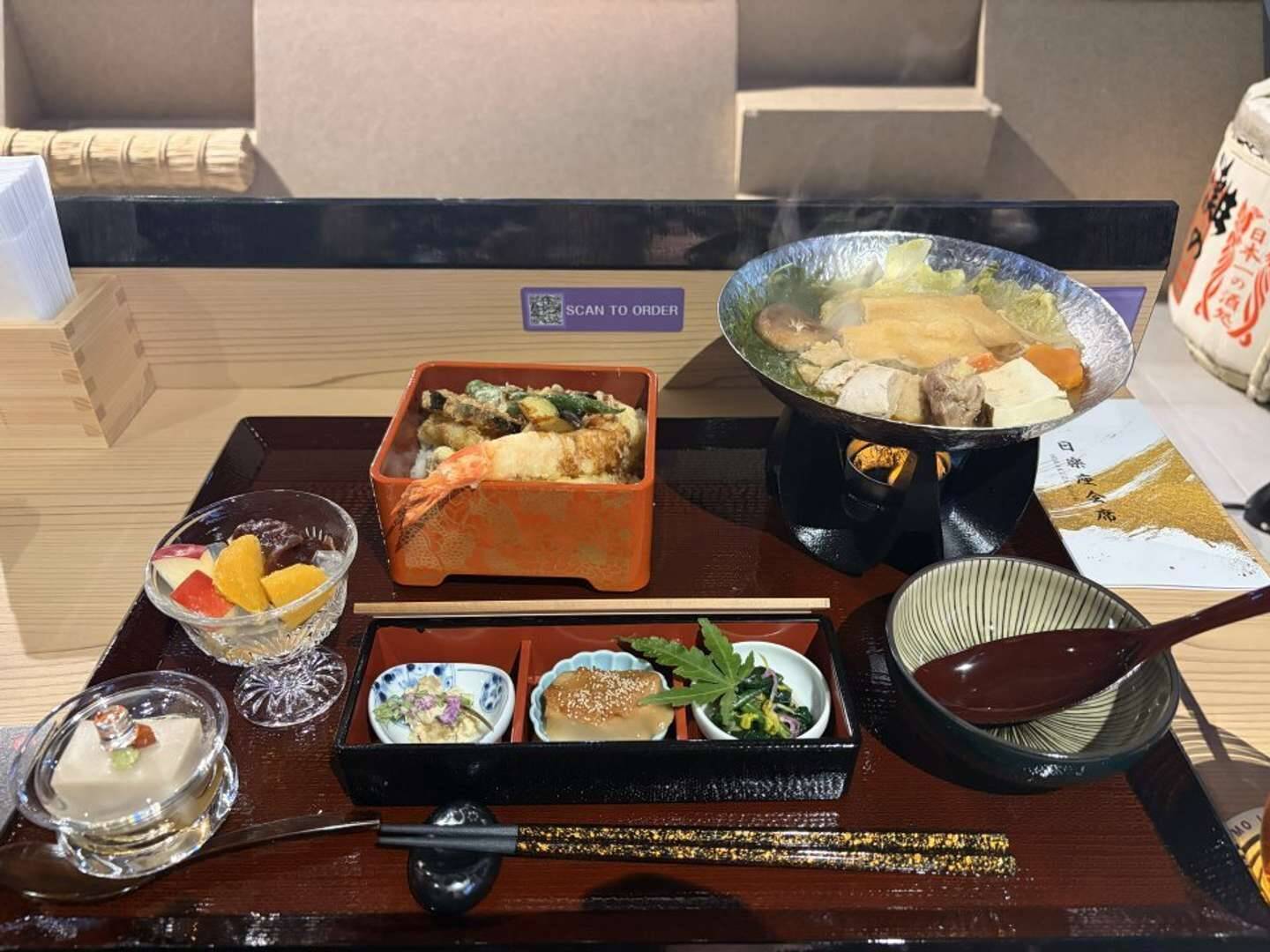 〝インバウンド向け相撲ショーレストラン〟の中では何が行われている？　「日楽座」銀座店潜入レポート