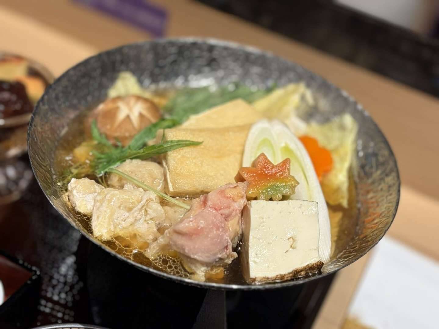 〝インバウンド向け相撲ショーレストラン〟の中では何が行われている？　「日楽座」銀座店潜入レポート