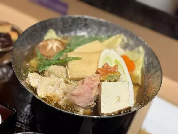 「〝インバウンド向け相撲ショーレストラン〟の中では何が行われている？　「日楽座」銀座店潜入レポート」の画像