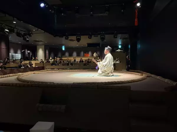 「〝インバウンド向け相撲ショーレストラン〟の中では何が行われている？　「日楽座」銀座店潜入レポート」の画像