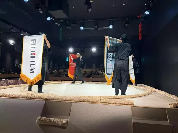 「〝インバウンド向け相撲ショーレストラン〟の中では何が行われている？　「日楽座」銀座店潜入レポート」の画像