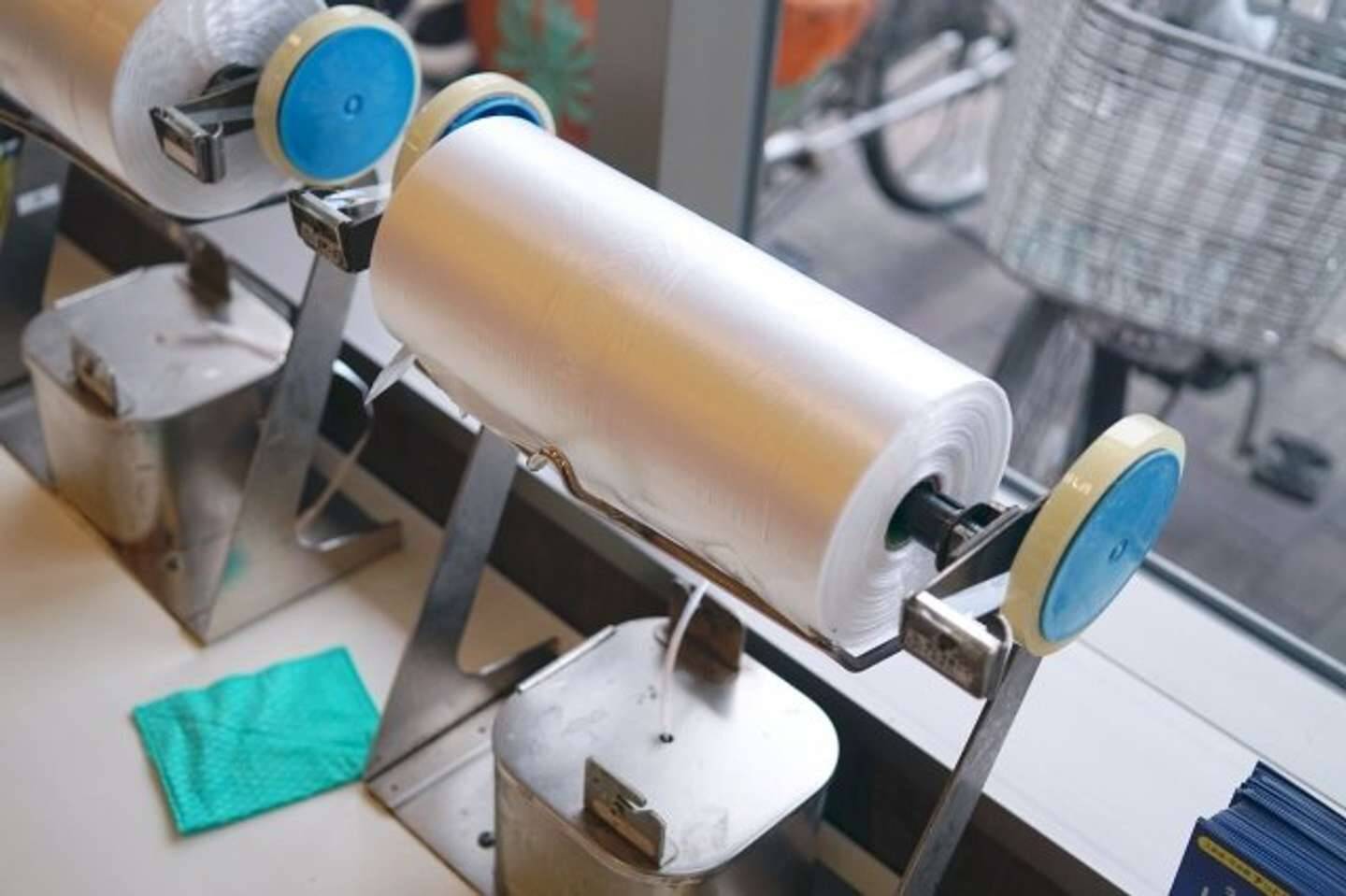 「0歳赤ちゃんを抱っこしたまま買い物に行った私。荷物を詰めようとしていると高齢の女性客が...」（愛媛県・30代女性）