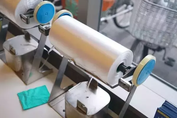 「「0歳赤ちゃんを抱っこしたまま買い物に行った私。荷物を詰めようとしていると高齢の女性客が...」（愛媛県・30代女性）」の画像