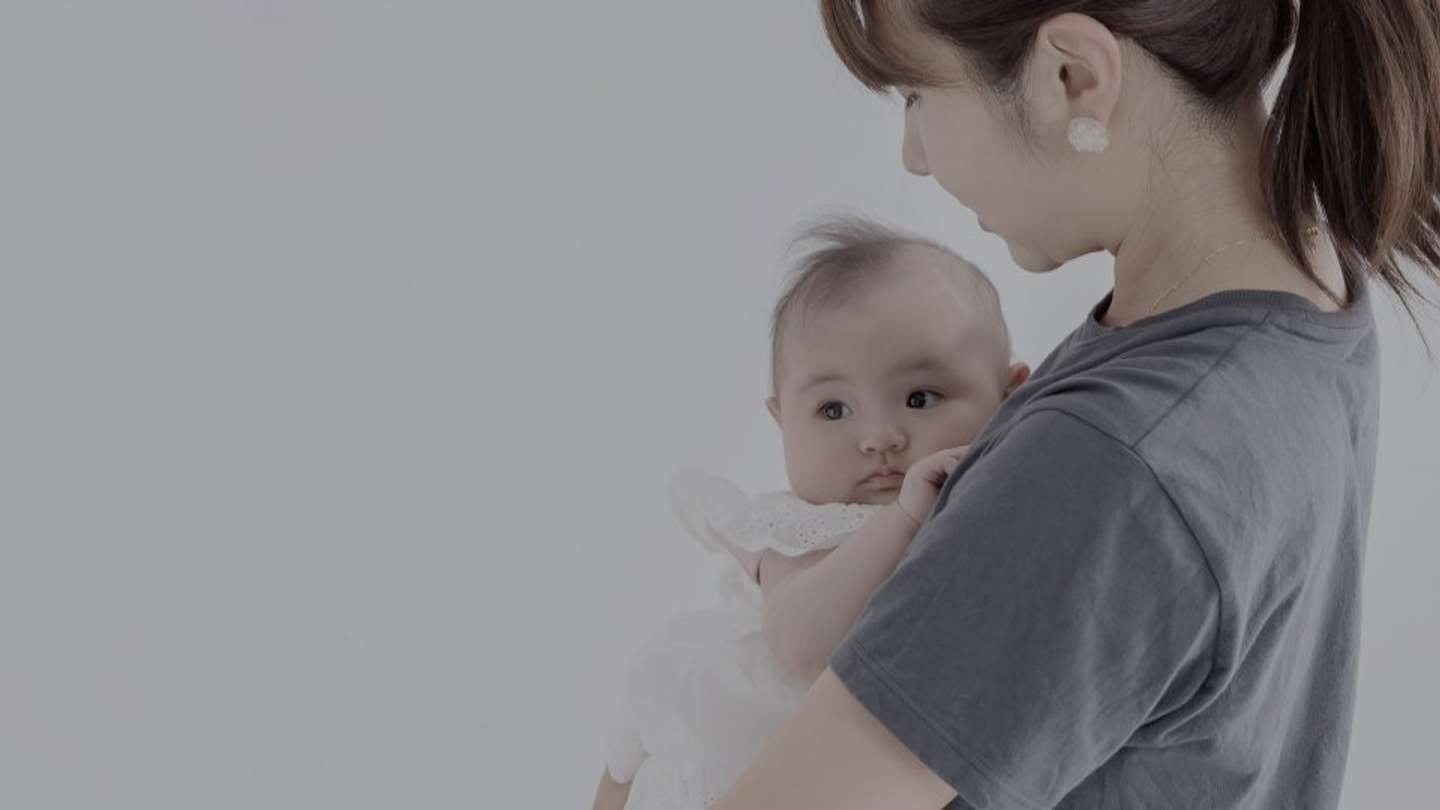 「0歳赤ちゃんを抱っこしたまま買い物に行った私。荷物を詰めようとしていると高齢の女性客が...」（愛媛県・30代女性）