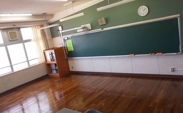 教室へは「土足」で入り、ワックスはかけず「油」を引く...　「神戸の学校文化」が独特すぎる件