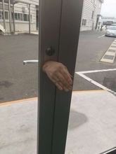 「夜中見たら腰抜かす」「悲鳴上げますよ」　広島の会社に設置されていた〝恐怖のドア〟に1.1万人戦慄