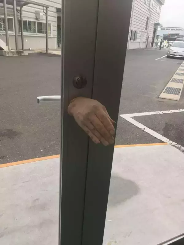 「夜中見たら腰抜かす」「悲鳴上げますよ」　広島の会社に設置されていた〝恐怖のドア〟に1.1万人戦慄