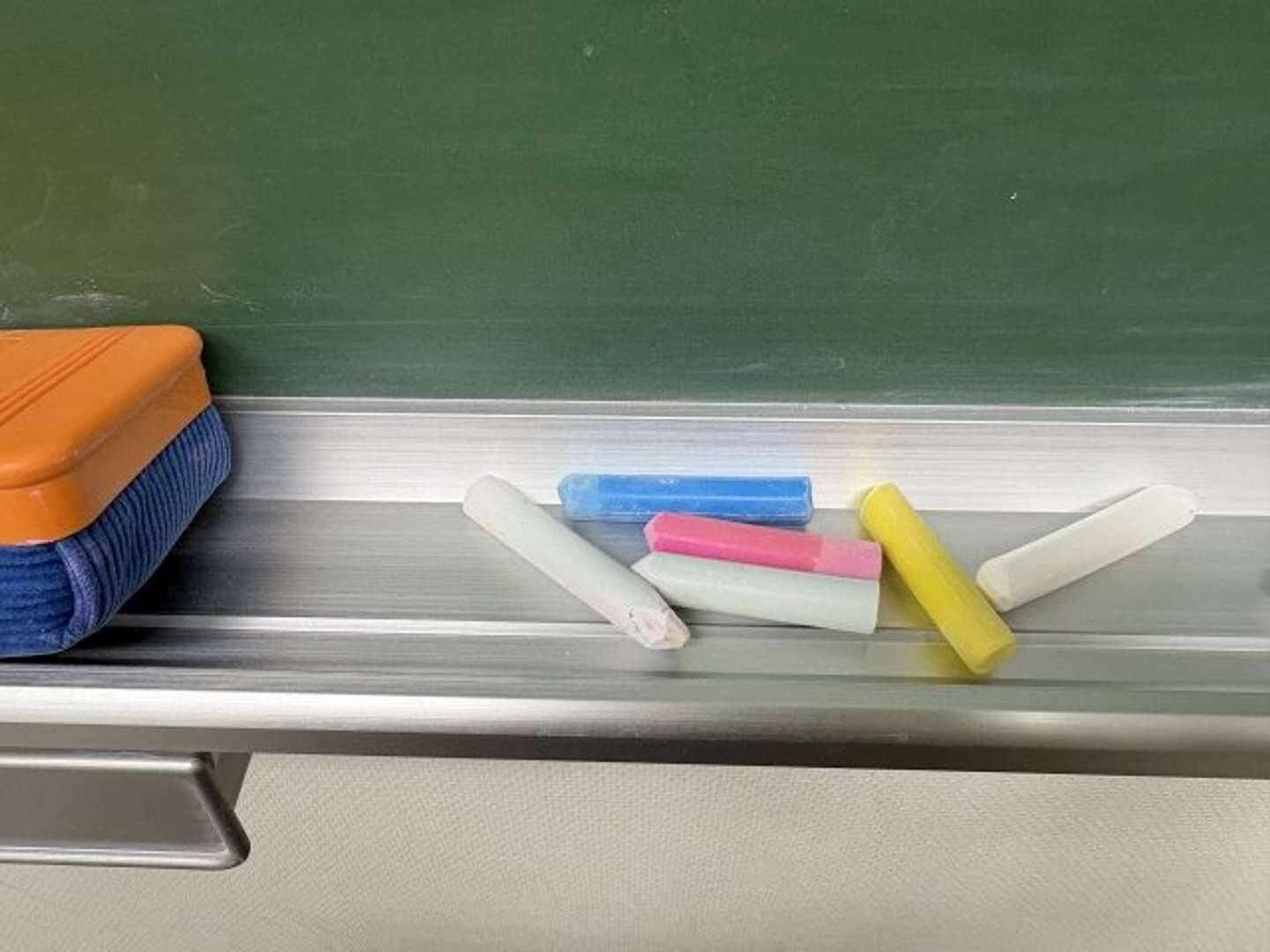 「口を出さずにいられない」　電車で授業の準備をしていた教育実習生に、隣の見知らぬ女性客が