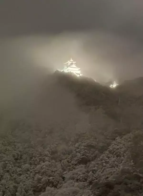 「第六天魔王城だ」「ボス戦に備えます」　大迫力の〝雪夜の岐阜城〟に1.1万人武者震い　