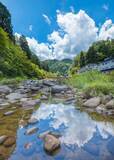 「透きとおる川に大迫力の〝夏空リフレクション〟　清涼で爽快な絶景に「素晴らしい」「夏を感じる！！」の声」の画像1