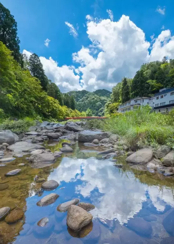 透きとおる川に大迫力の〝夏空リフレクション〟　清涼で爽快な絶景に「素晴らしい」「夏を感じる！！」の声