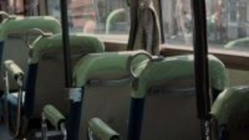 「長い帰り道を一人で歩く幼稚園児の私。後ろから来て停まったバスから現れたのは」