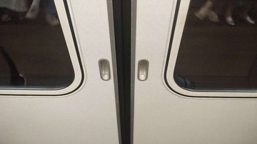 「混雑してない電車なのに、オジサンが耳元で『はぁはぁ』。鞄でガードしても反対側まで回ってきて」（群馬県・40代女性）