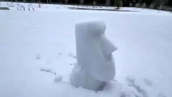 「考えた方天才」「売ろうとした会社もすごい」　雪挟んで遊ぶ「無限モアイ製造機」売り上げ4倍の大人気