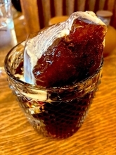 アイスコーヒーを頼んだら〝岩〟が出てきた　「どうやって飲むんだ？！」衝撃の一杯が話題