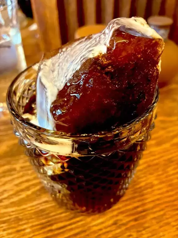 アイスコーヒーを頼んだら〝岩〟が出てきた　「どうやって飲むんだ？！」衝撃の一杯が話題