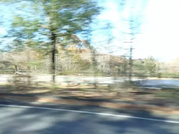 「スピードの速い車に道を譲って側溝に脱輪した私たち。そこに通り過ぎたはずの車が戻ってきて」（神奈川県・60代女性）