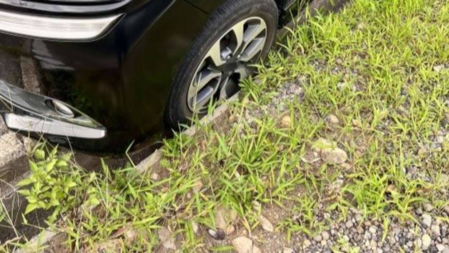 「スピードの速い車に道を譲って側溝に脱輪した私たち。そこに通り過ぎたはずの車が戻ってきて」（神奈川県・60代女性）