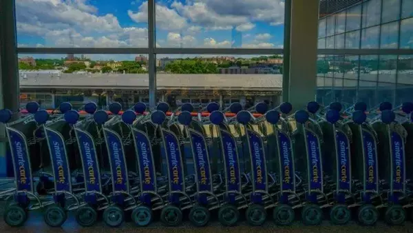 「「この人達、親切だから」紹介された見ず知らずの男性　海外の空港で困っていた私を...（群馬県・50代女性）」の画像