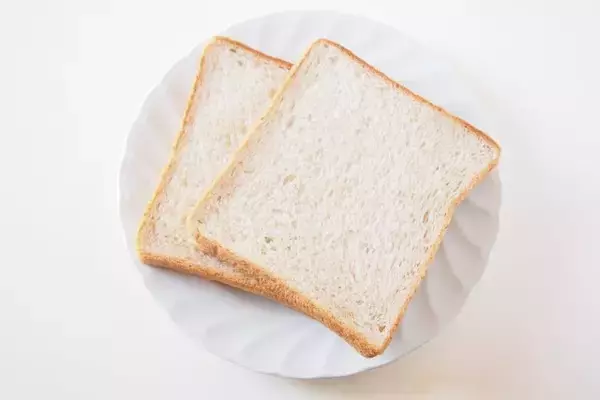 「食パンにキムチ、意外とハマる？　トーストの新感覚トッピングをご紹介」の画像