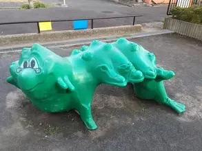 まさか飲み込んだ人の足...？　クリーチャーにしか見えない公園の遊具がホラー