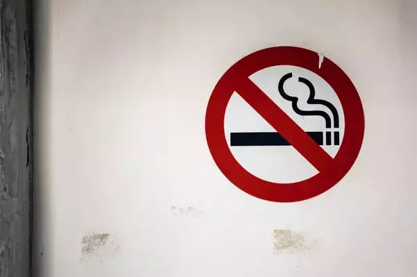 パチンコ店からタバコの煙が消える日　迫る「禁煙化」で何が変わるのか、大手ホール2社に聞いた