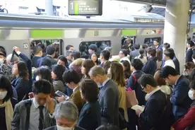 満員電車でスマホをぶつけてくる女子高生 腕で払いのけたら 汚ねぇな と騒ぎ始めて 東京都 40代男性 19年12月日 エキサイトニュース