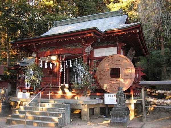 巨大な 和同開珎 が参拝者をお出迎え お金儲けがしたいなら 埼玉秩父の 銭神様 へ 年1月4日 エキサイトニュース