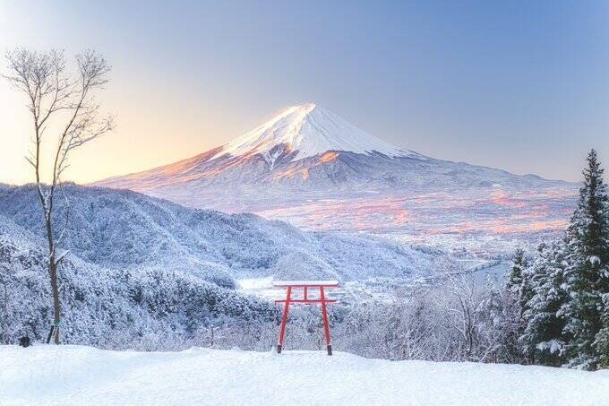 雪化粧した富士山と真っ赤な鳥居がコラボ 幻想的な光景に 美しい 涙がでそう 年1月24日 エキサイトニュース