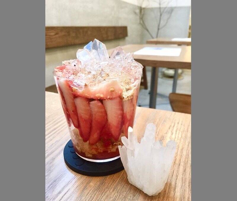 もったいなくて食べられない? 本物の宝石そっくりな「水晶パフェ」が美しすぎる