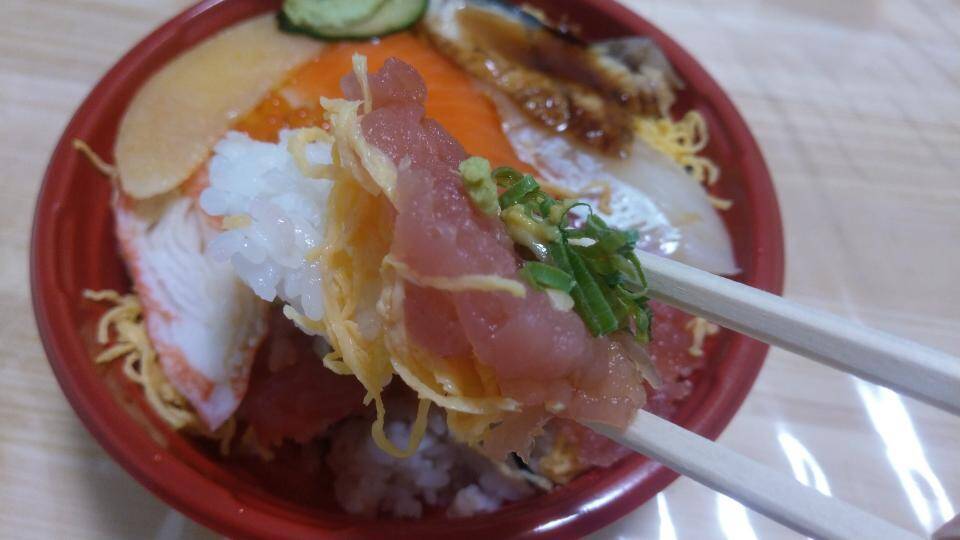 マグロ、いくら、鯛にサーモンまで...！　スーパー玉出の「199円海鮮丼」が安すぎて怖くなる