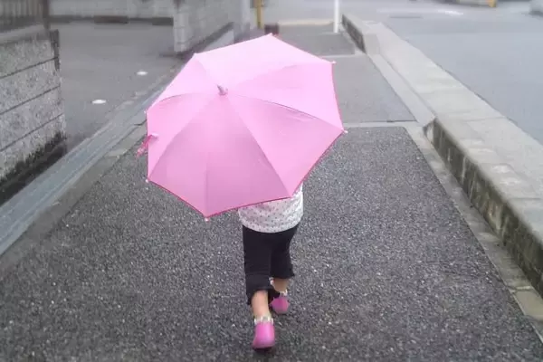 「子供たちが晴れの日でも傘をさす理由　愛知の小学校が始めたユニークな感染対策とは」の画像