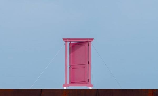 まさかどこでもドア 奈良の空に 謎の扉 が出現 その正体は 設置した会社に聞いた 年8月15日 エキサイトニュース