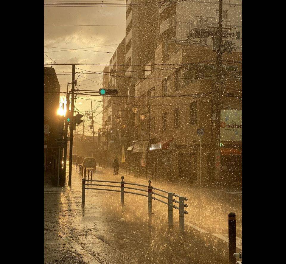 まるで映画のワンシーン 夕日の中 大粒の雨がキラキラ輝く大阪の街が幻想的で美しい 年9月3日 エキサイトニュース