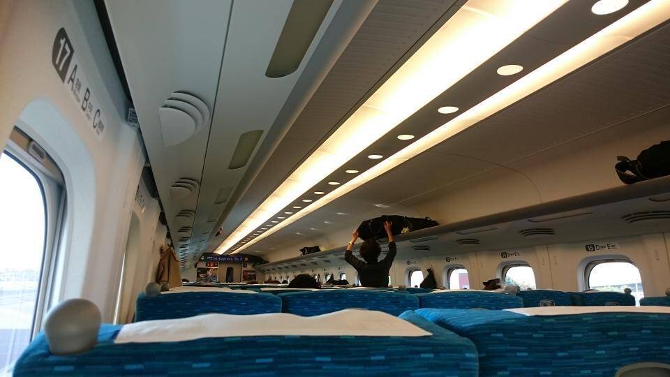新幹線で大騒ぎする社員旅行グループ うるさいと思って見ていたら いきなり座席を ドンッ と叩かれて 神奈川県 40代女性 年10月27日 エキサイトニュース