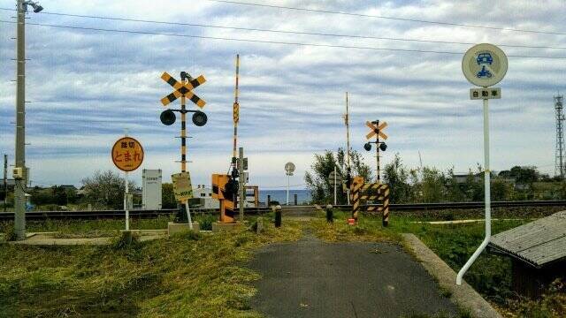 踏切が鬼の顔に見えてくる 思わず交通安全を心がけたくなる駅のポスターがこちら 年11月9日 エキサイトニュース