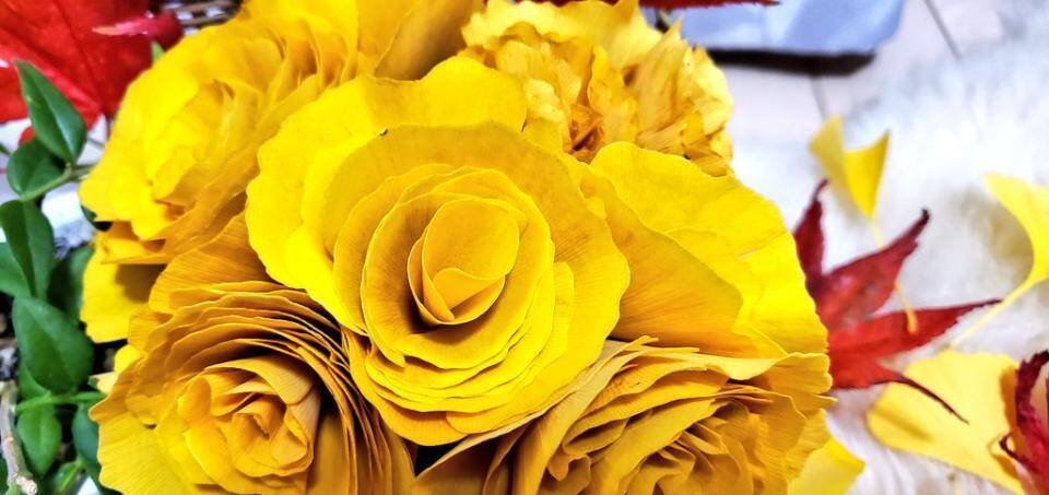 黄色いバラ いいえ イチョウです 本物の花束にしか見えない 落ち葉アート に絶賛の声 年11月13日 エキサイトニュース