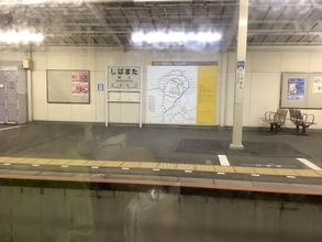 柴又駅では路線図が「寅さん」の顔になっている...？　聖地で発見された粋なアートが話題