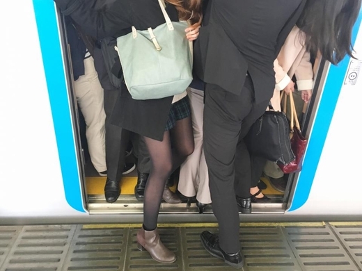 電車 敬老者16名乗車します 紙置き座席確保が物議 満員電車でリュック問題に賛否両論 18年4月13日 エキサイトニュース