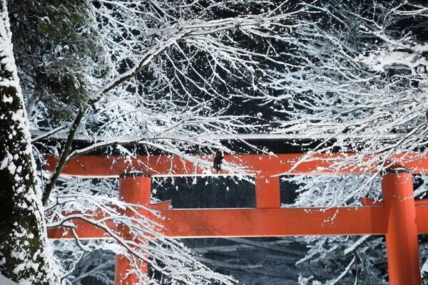 赤い春日灯籠に 真っ白な雪化粧が 初雪を迎えた貴船神社が幻想的すぎると話題に 年12月17日 エキサイトニュース