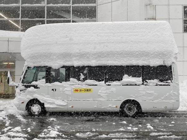 数日前の 雪不足 が嘘のよう 新潟のスキー場に突如出現した 2階建てバス がこちら 年12月17日 エキサイトニュース