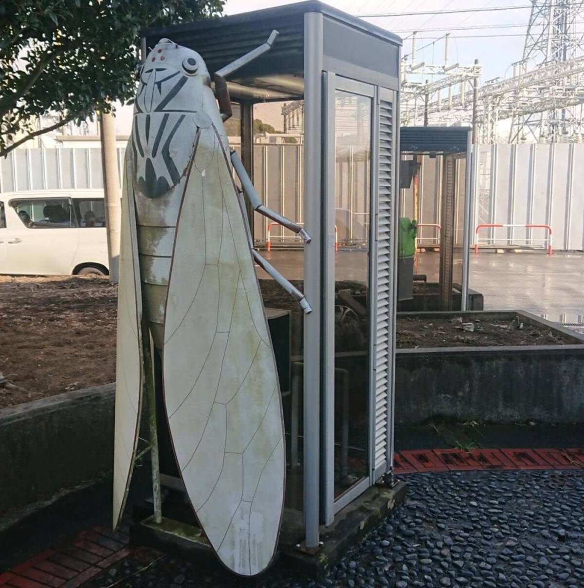 ここに入る勇気ある 千葉の電話ボックスにへばりつく 巨大セミオブジェの謎を追う 21年2月14日 エキサイトニュース ここに入る勇気ある 千葉の電話ボックスにへばりつく 巨大セミオブジェの謎を追う 21年2月14日 エキサイトニュース