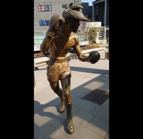 歩きスマホの不届き者に 正義の鉄拳 お見舞いした駅前のヒーロー 21年3月8日 エキサイトニュース